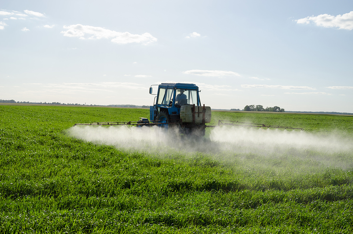 Pesticides diffusés par un tracteur